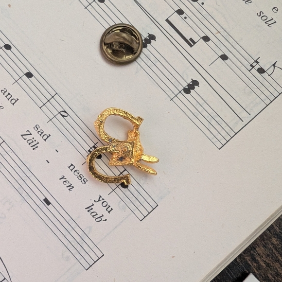 Gold Horse Head Brooch - Picture 6 of 7